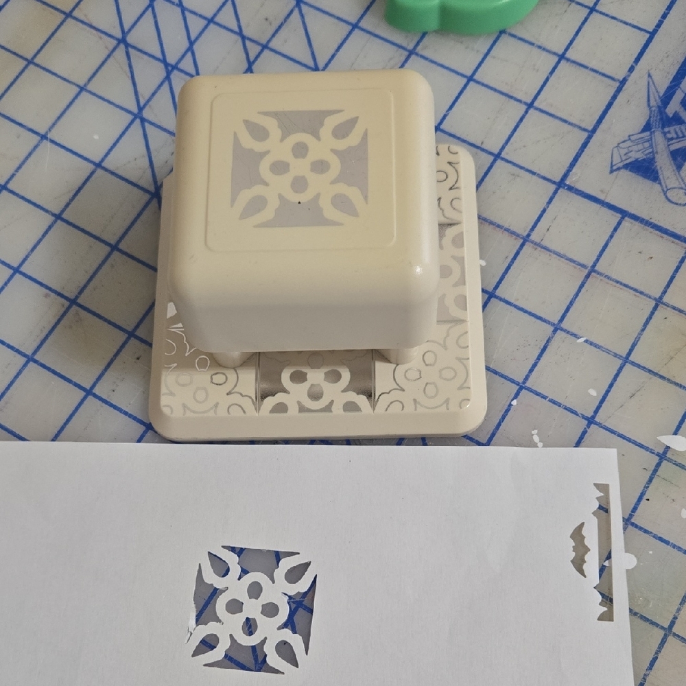 Martha Stewart All Over The Page Decorative Paper Punch